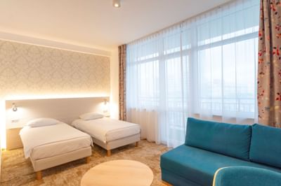 Standard Twin Room with two beds, coffee table and couch at Metropol Hotel