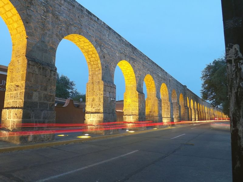 Exterior del Acueducto de Morelia cerca del Fiesta Inn por la noche