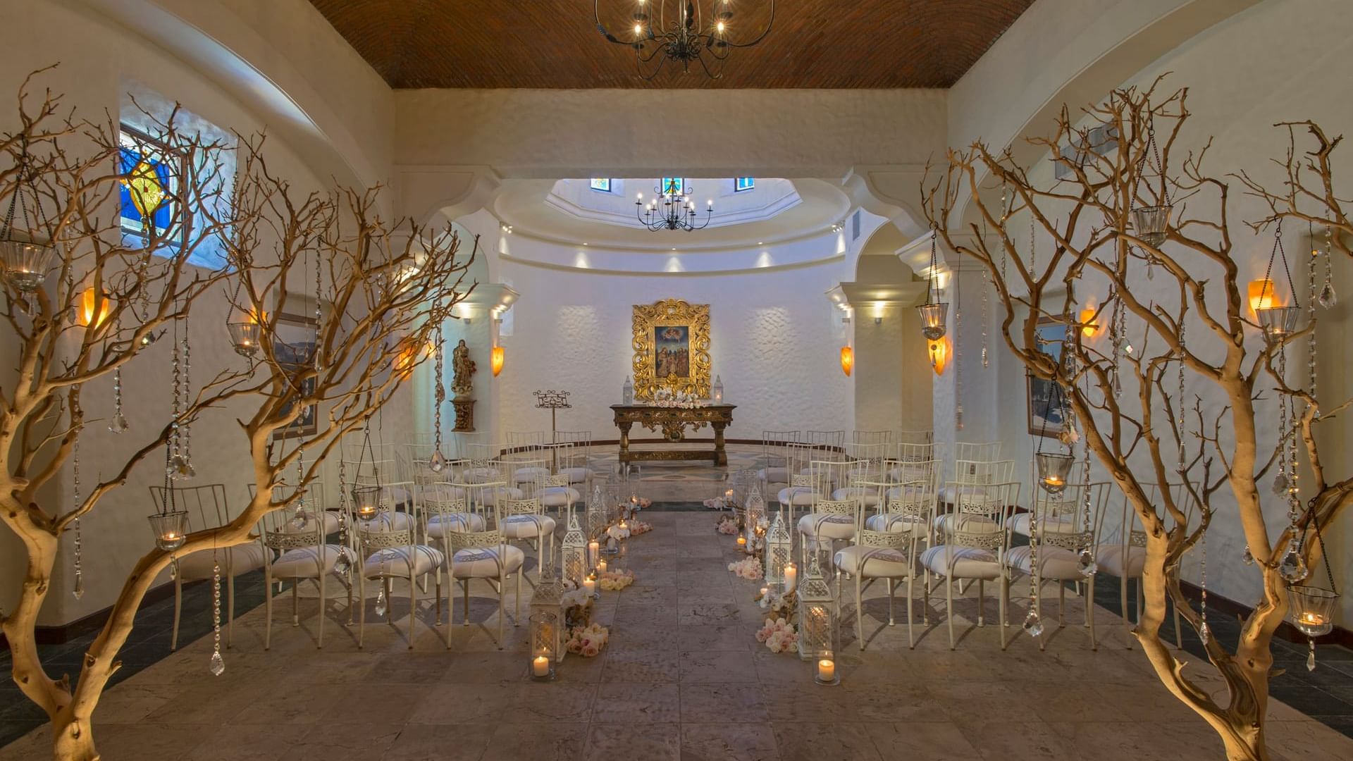 Capilla, espacio interior para ceremonias de bodas en Hacienda del Mar Los Cabos con sillas y un camino de velas