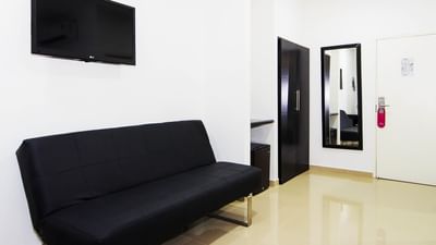 habitacion con sofa cama en GIO Cartagena