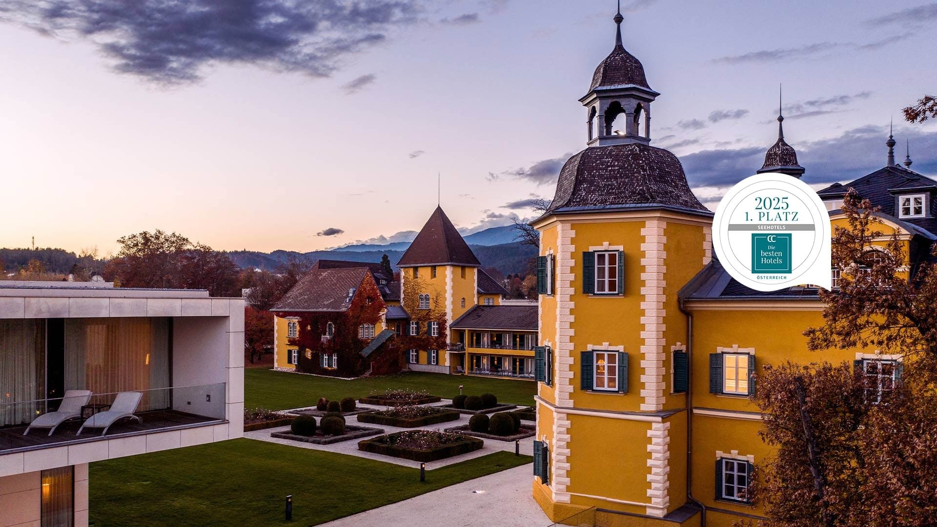 Castello giallo con giardino e viste panoramiche, premiato come uno dei migliori hotel.