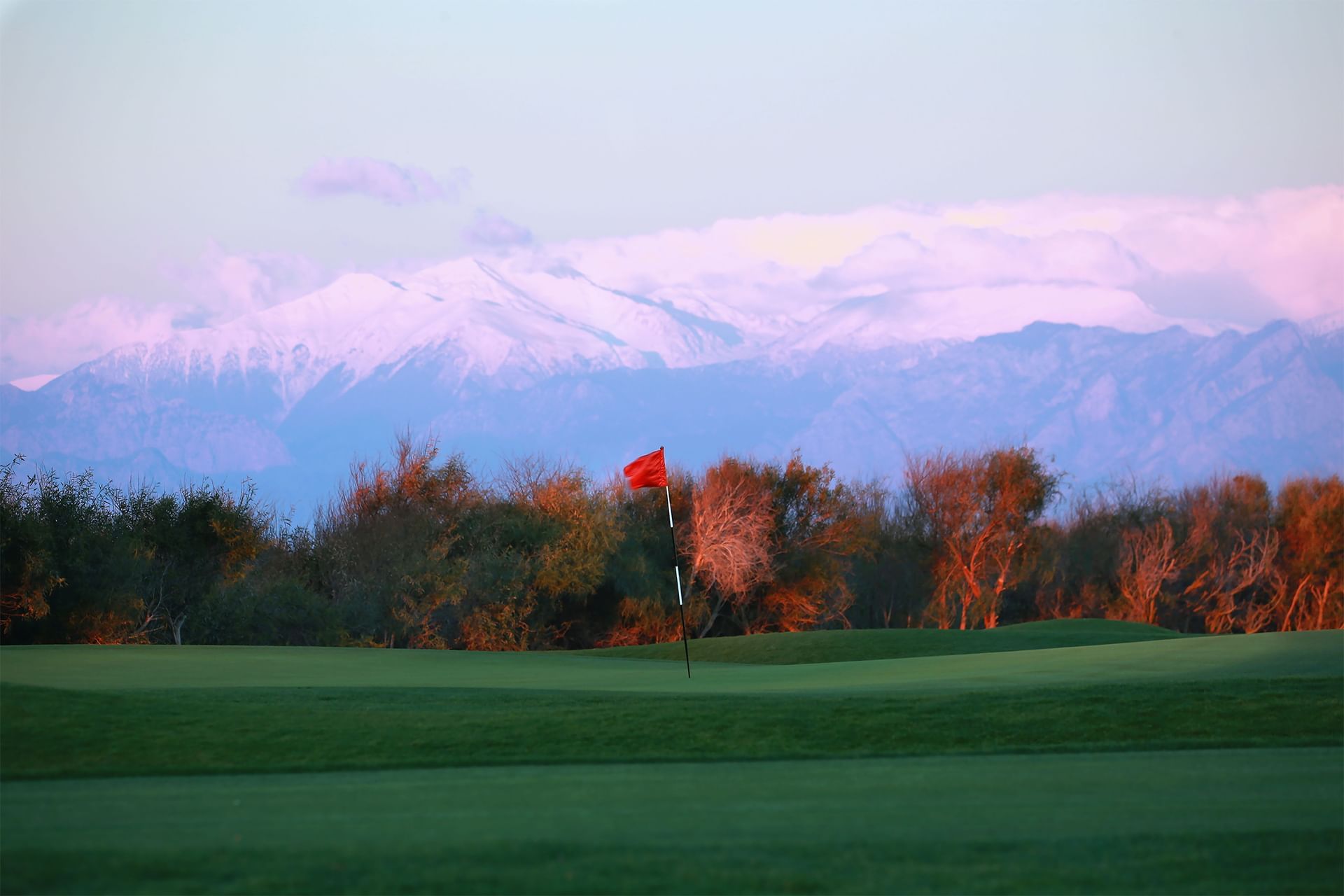 Titanic Golf Club snowed mountains