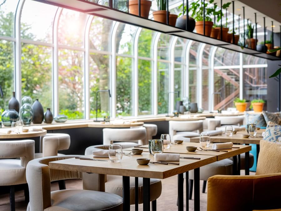 Disposition de la table à manger à l'Iris, à l'Hôtel Brussels