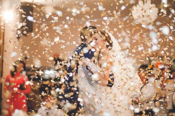 Pareja bailando en boda