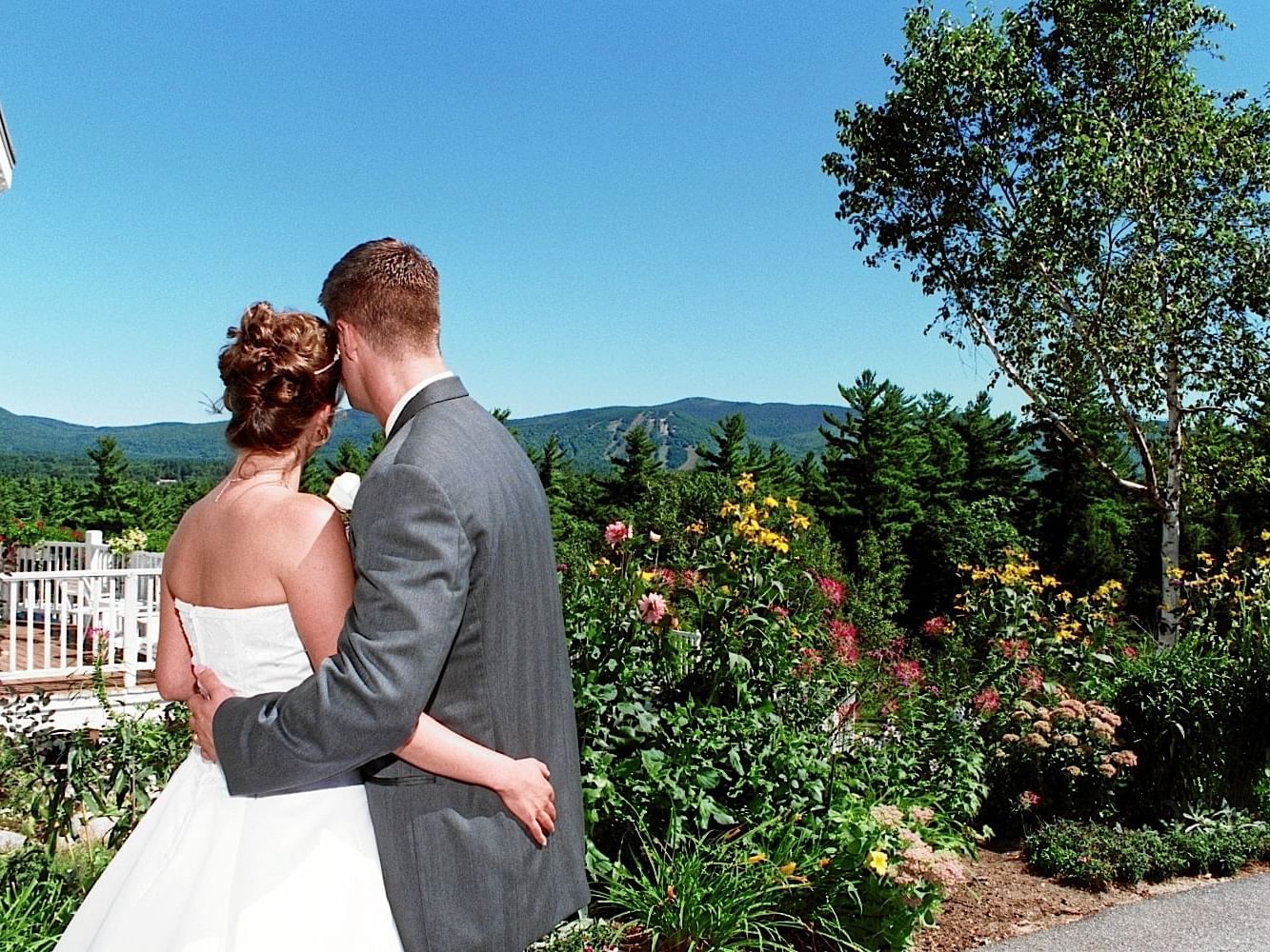Wedded couple posing in Garden at White Mountain Hotel