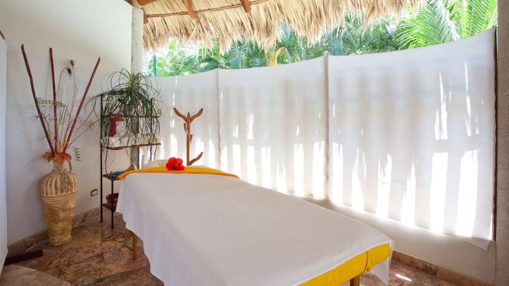 A massage bed in the Spa at Gamma Plaza Lxtapa