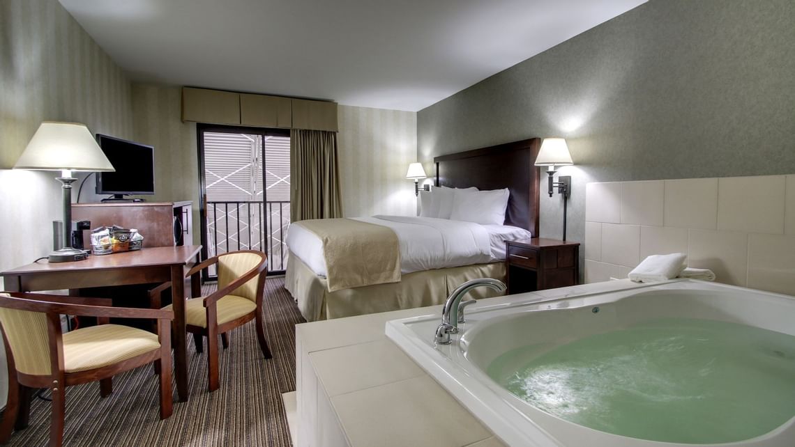 Atrium Side King Whirlpool Room w/Balcony The Atrium Hotel on Third