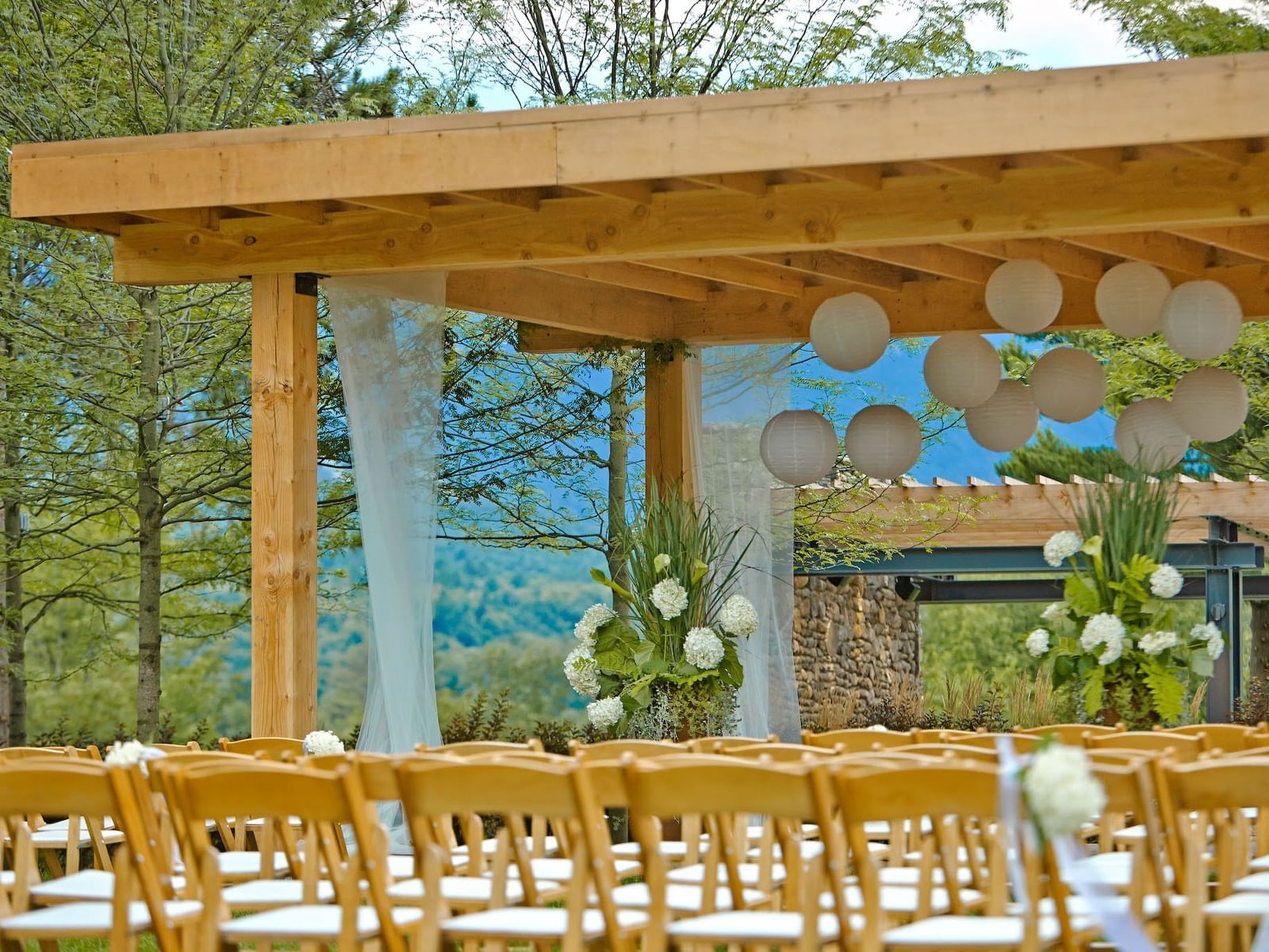 Meadowlark Lawn arranged for a wedding at Topnotch Stowe Resort