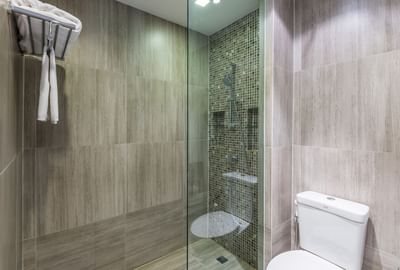 Grand Deluxe Mountain View Room's bathroom at Chatrium Resort