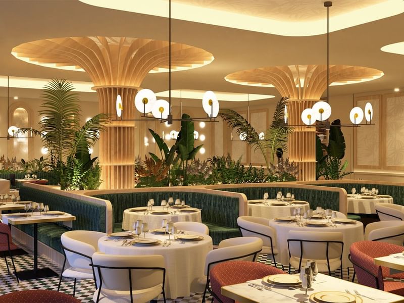 Restaurante elegante Olivetta en Fiesta Americana Funeeq con cabinas de terciopelo verde, pilares y luz cálida