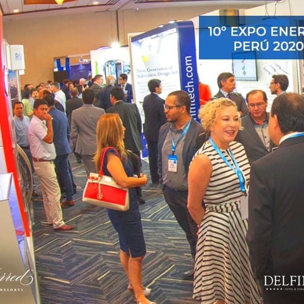 Poster de la expo de energia en Peru con grupo de personas en Hotel Delfines