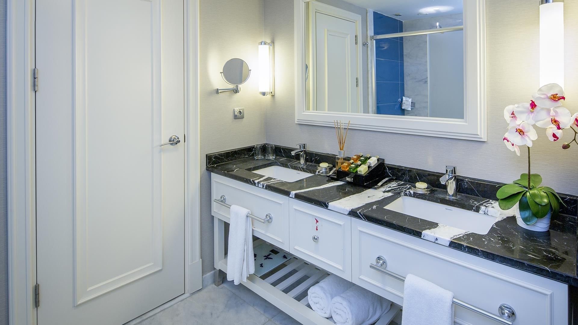 Ванная комната Corner Suite в Titanic Deluxe Golf Belek — стиль и комфорт.