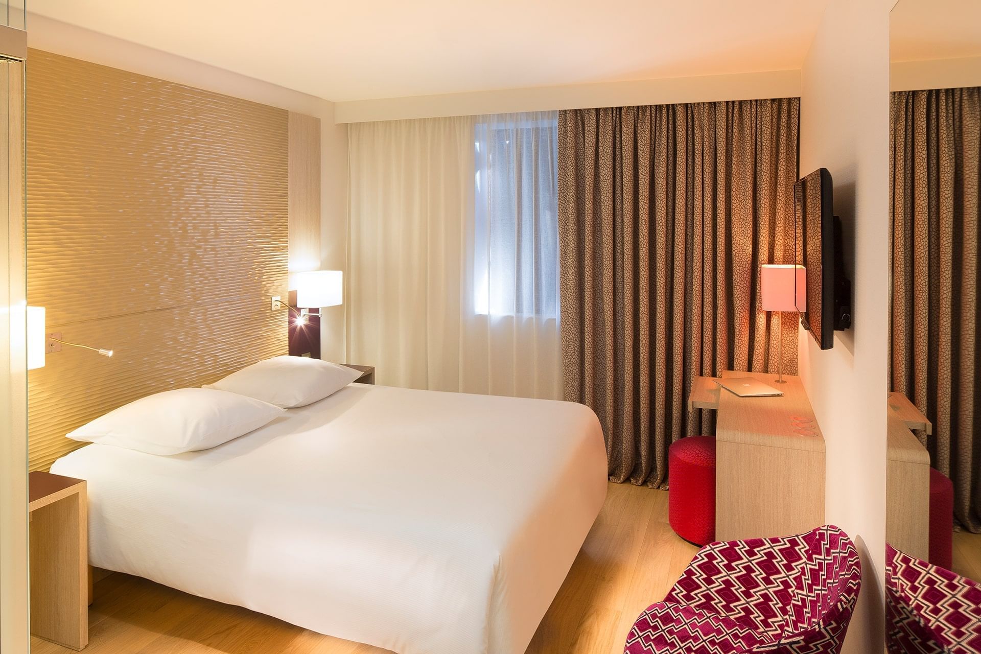 Comfort double room with working table at Oceania Rennes