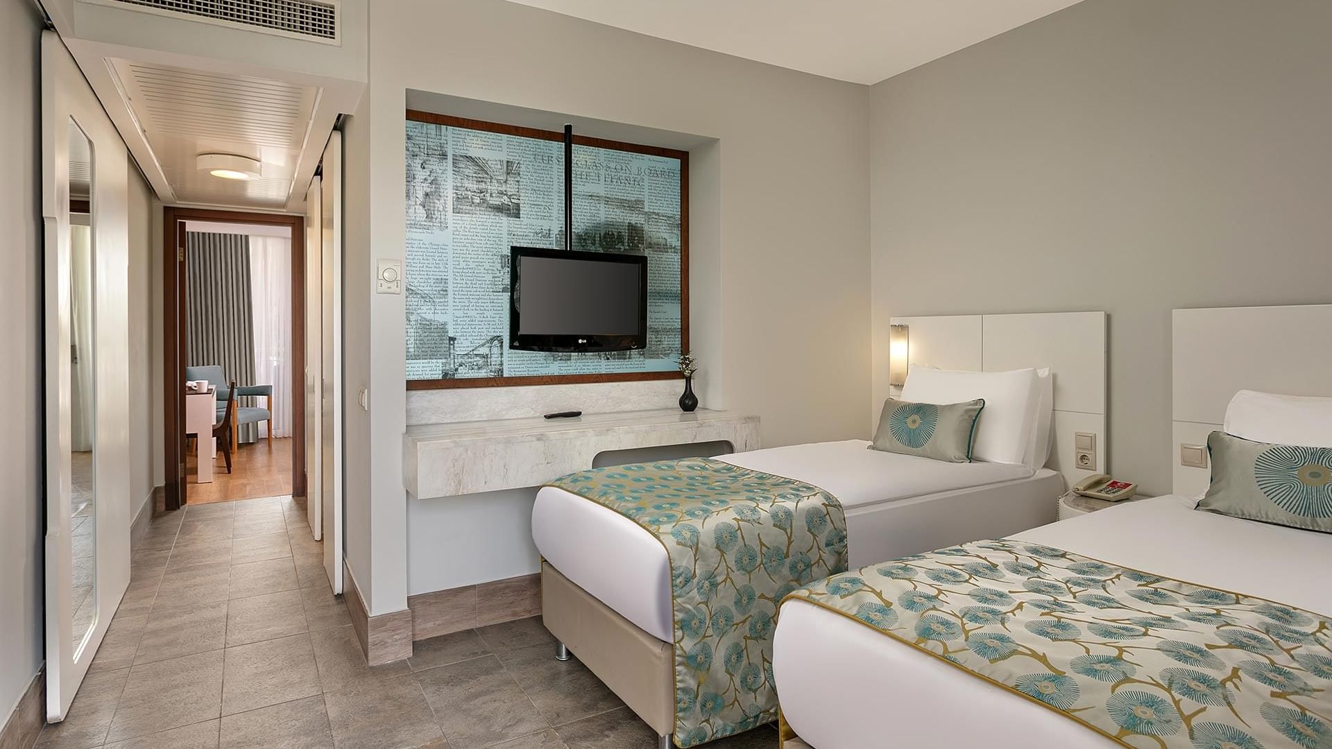 Стильный номер в Titanic Deluxe Lara – Annex Family с двумя кроватями и телевизором.