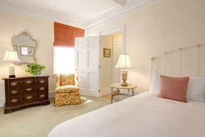 superior 1 bed suite king bed 2
