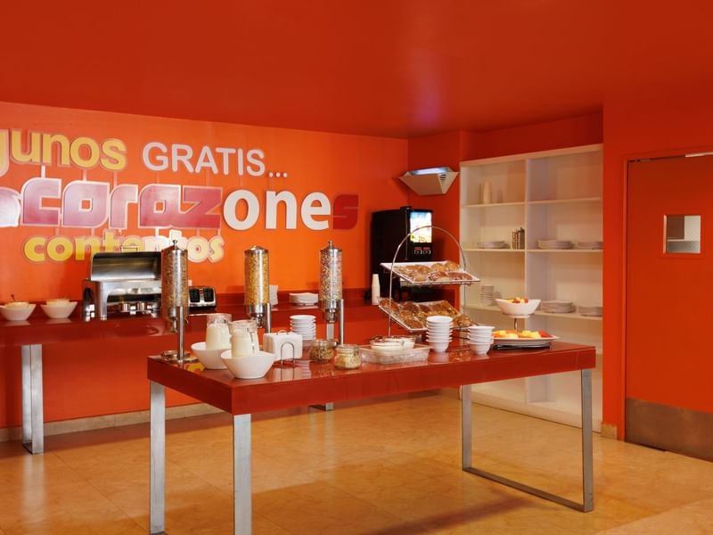 Exhibición de buffet en una sala de desayunos en One Hotels