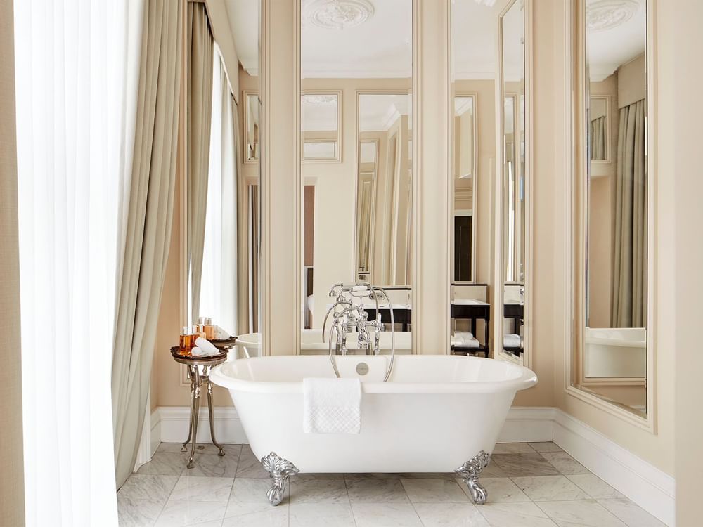 Bathroom tub & mirrors in Studio Suite at The Clermont Victoria