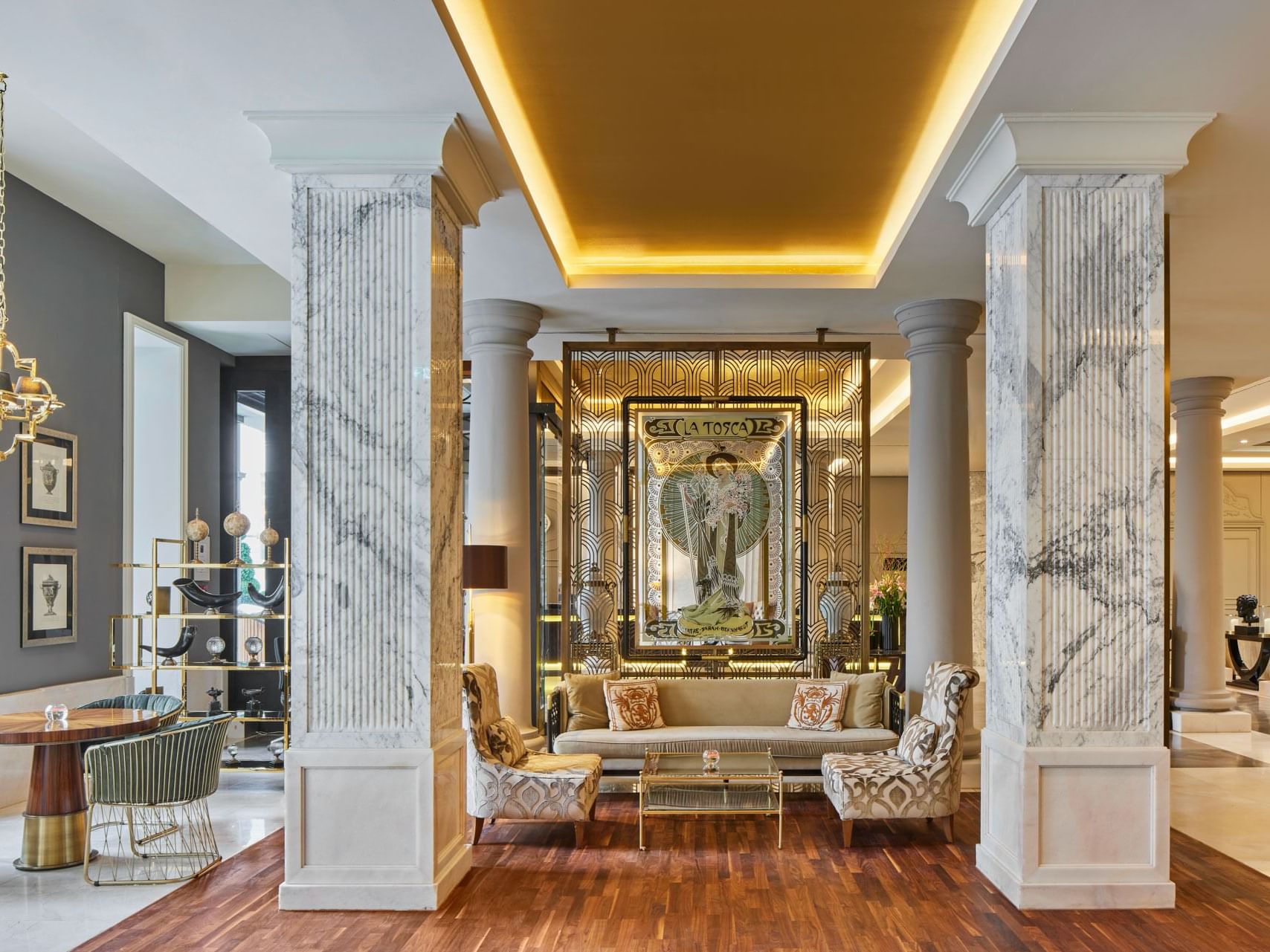 Eleganter Loungebereich mit stilvollen Sitzmöbeln und Säulen im Titanic Gendarmenmarkt Berlin.