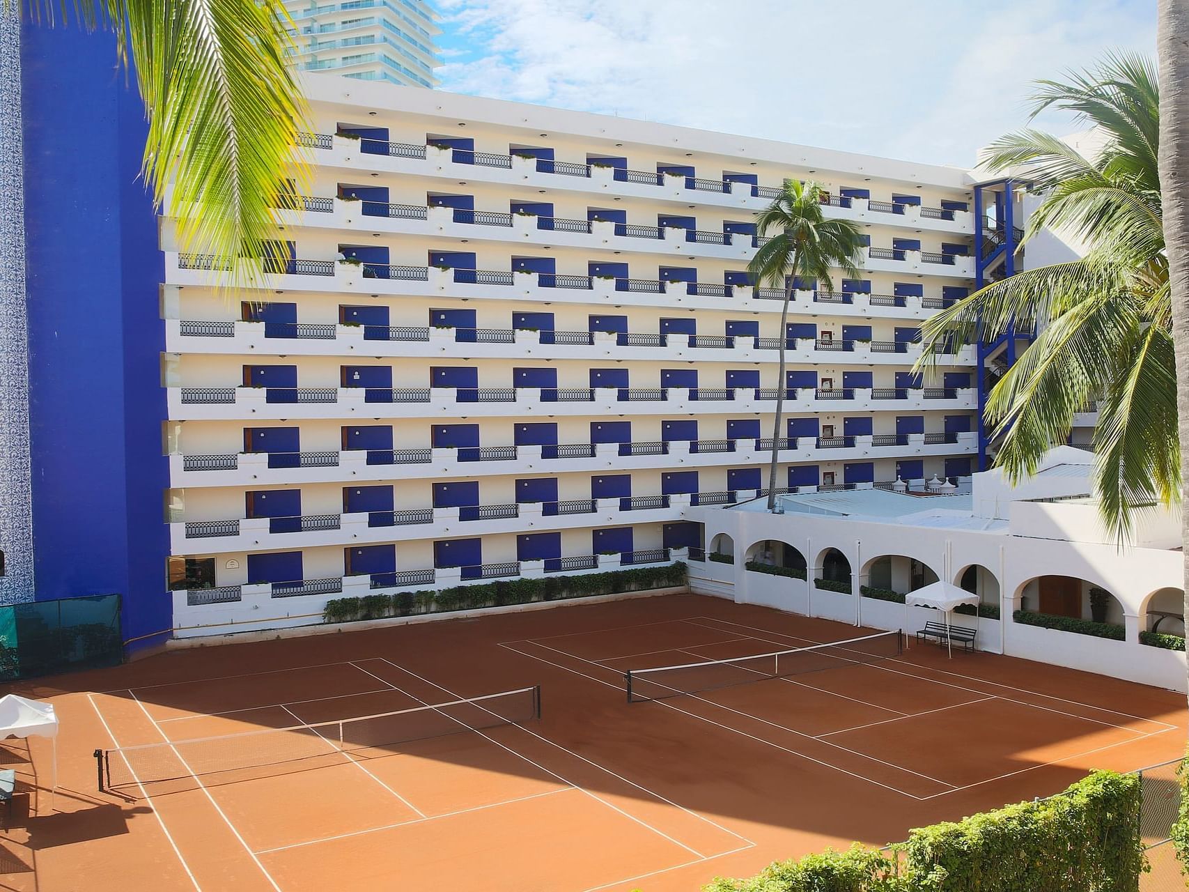 hospedaje en Vallarta con varias canchas de tennis