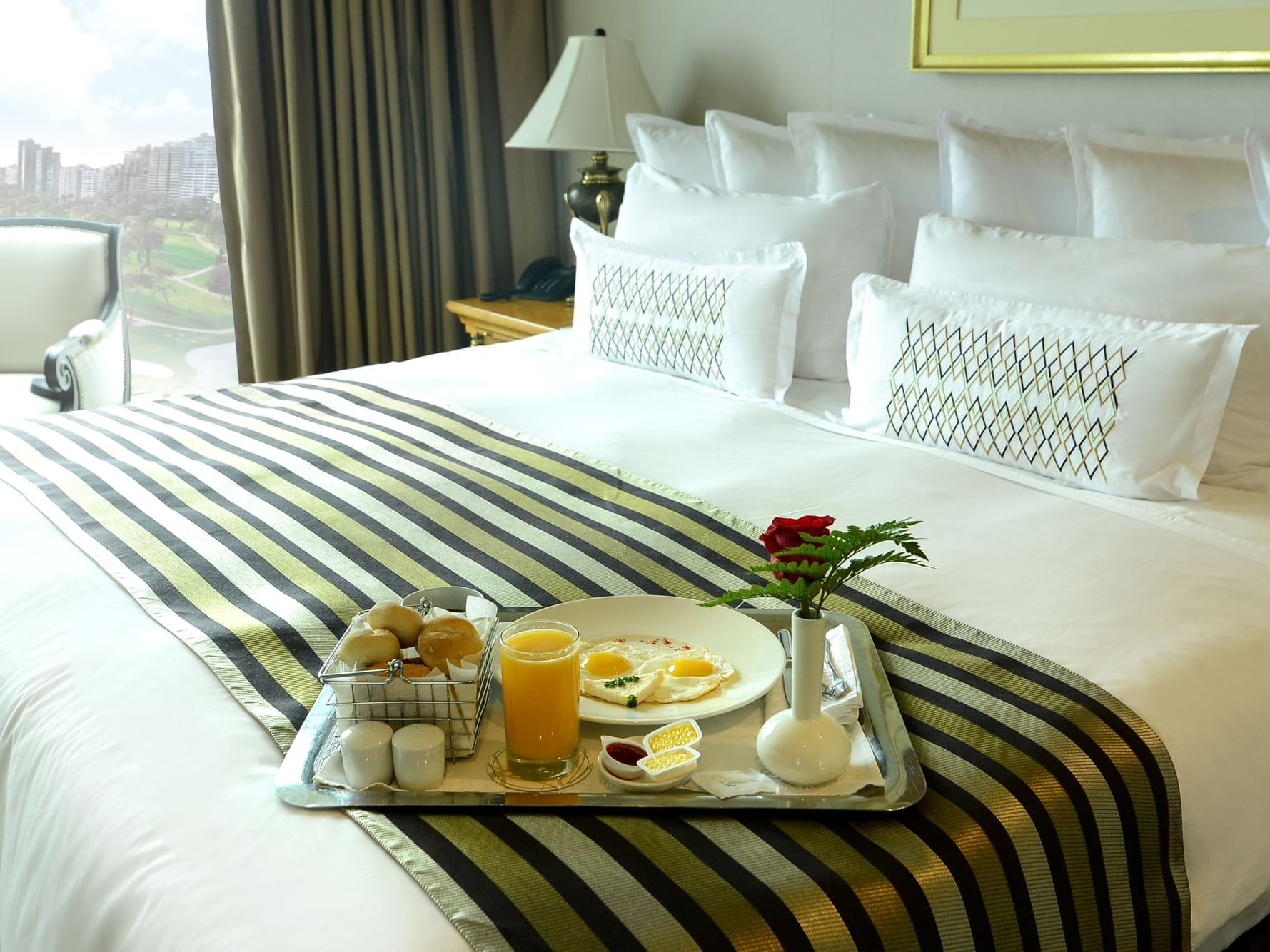 Desayuno en la cama en Suite Olimpo en Hotel Delfines