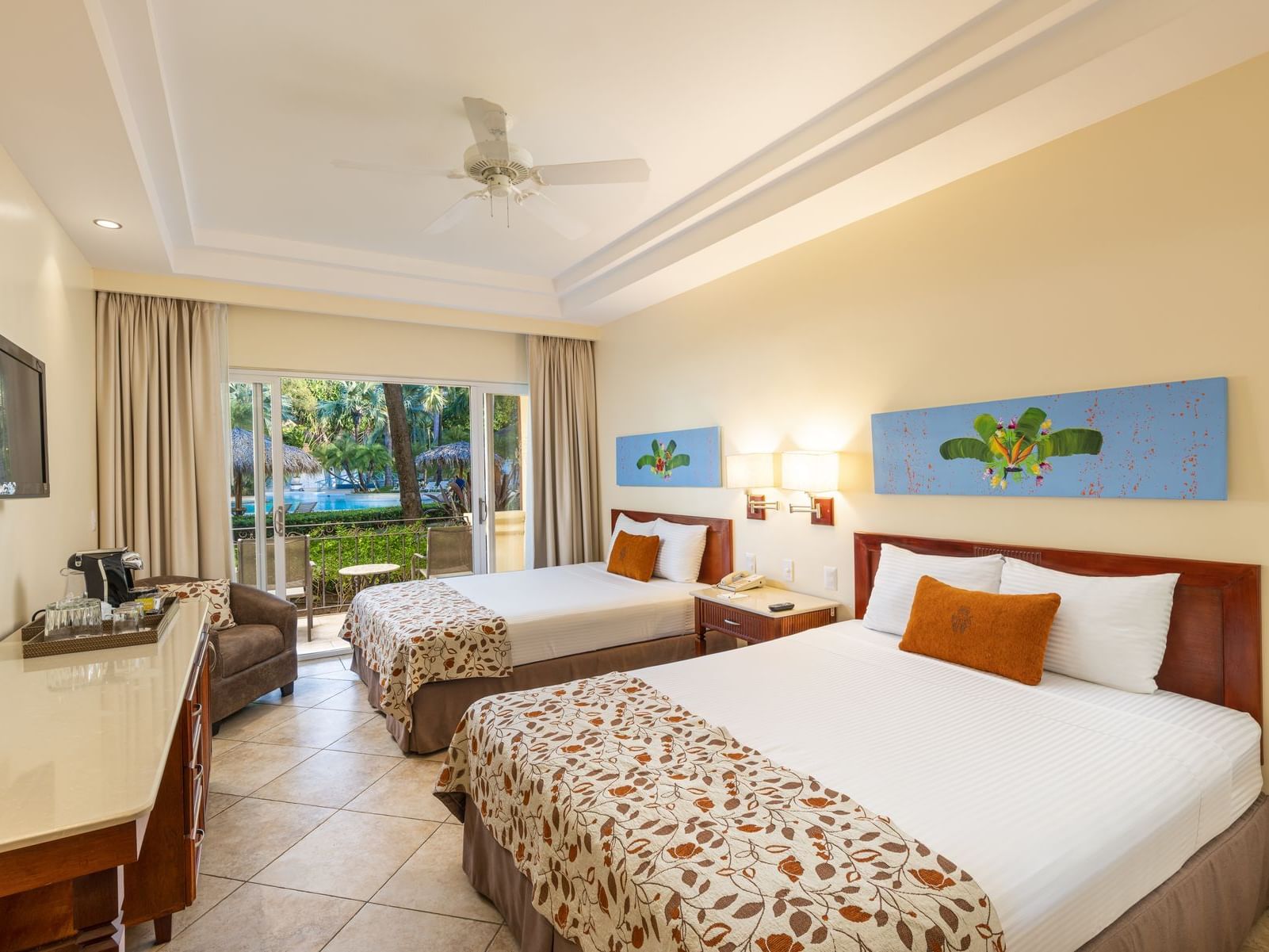 Habitación familiar con vista a la piscina en Tamarindo Diria Beach Resort