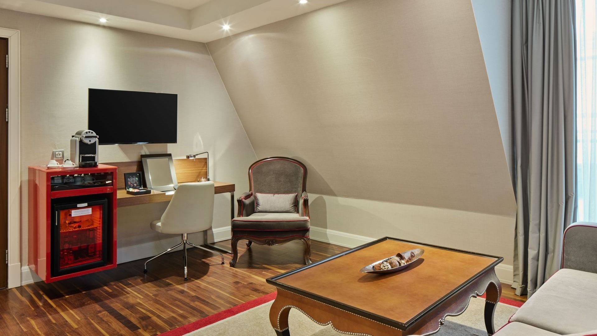 Titanic Suite mit Schreibtisch, Espressomaschine und TV-Lounge im Titanic Gendarmenmarkt Berlin.