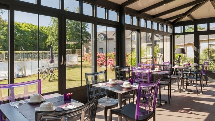 Dining area with a table arrangement at Hotel La Saulaie