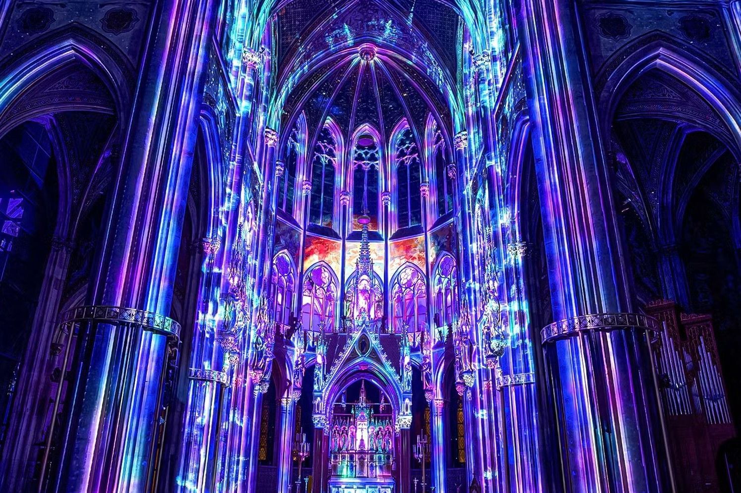 Light of Creation in der Votivkirche Wien mit farbiger Lichtinstallation im neugotischen Kirchenraum
