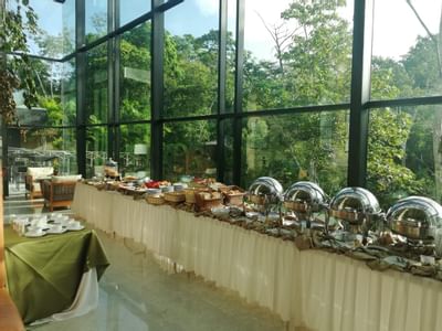 Buffet Bar con vista a la selva tropical