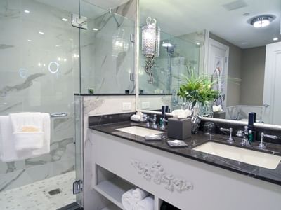 bathroom with mirror, sink and shower