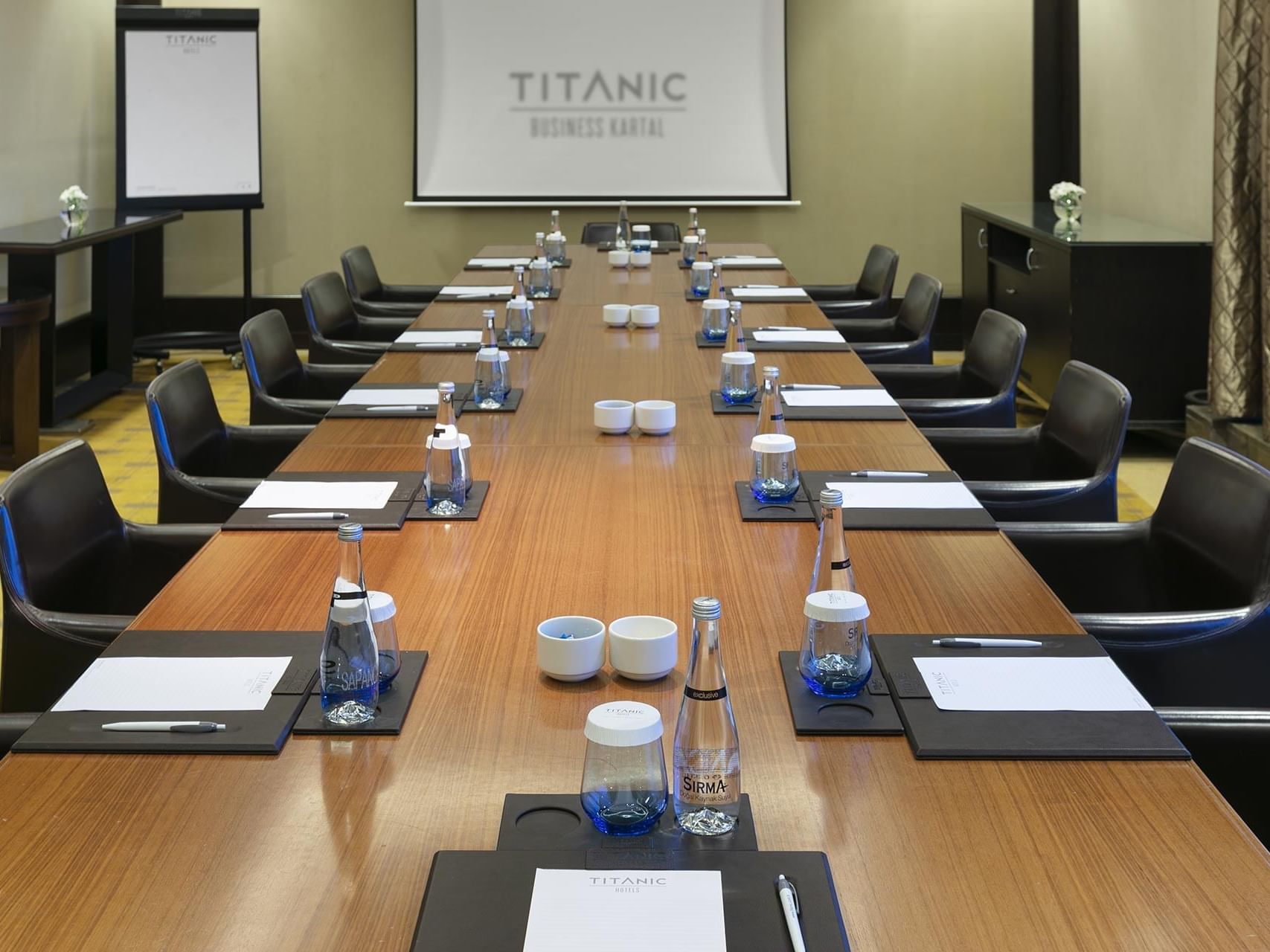     Titanic Business Kartal’da yönetim kurulu için hazırlanmış   teknoloji ile buluşan Compass toplantı salonu.