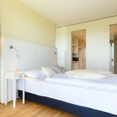 Dvije sobe u apartmanu s pogledom na more u Falkensteiner Residences Senia u Petrčane.