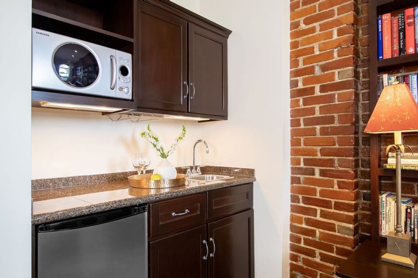 Kitchenette appliances, book shelf & lamp in King Superior Study at Retro Suites Hotel