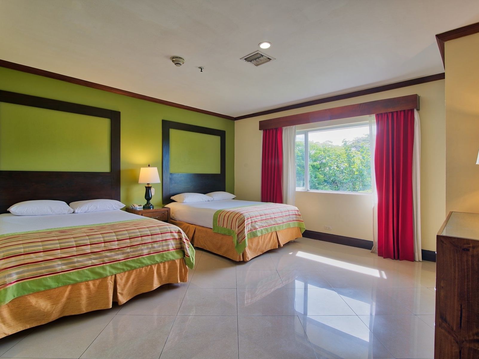 Habitación Familiar 2 Camas Queen con ventana vista en Fiesta Resort