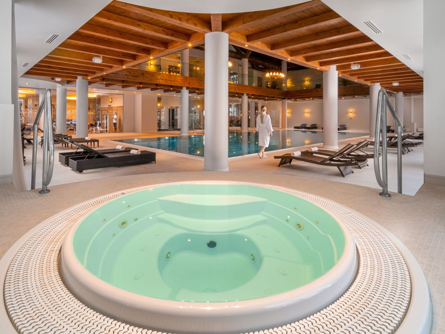 An indoor Jacuzzi and Swimming pool with pool beds at Ana Hotels Bradul Poiana Braşov