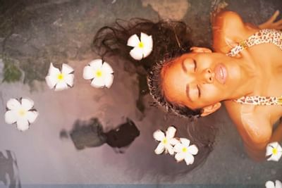 femme prenant un bain relaxant dans le spa