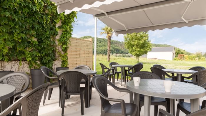 An Outdoor dining area at Hotel Les Quatre Salines