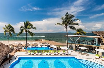 Piscina y vista al mar