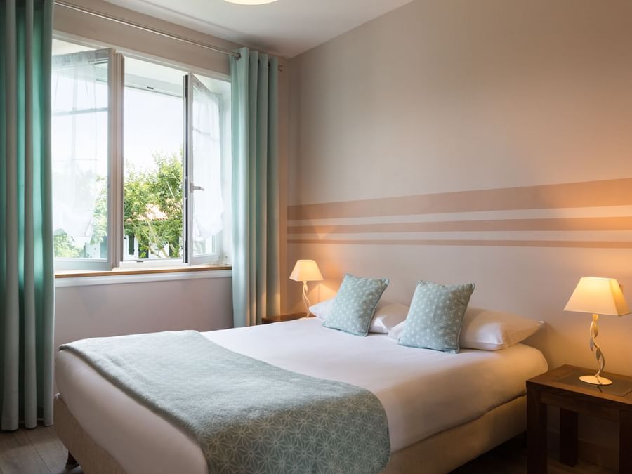 Queen bed in a Double Comfort Room at Hotel Laminak