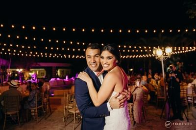 Pareja celebrando boda