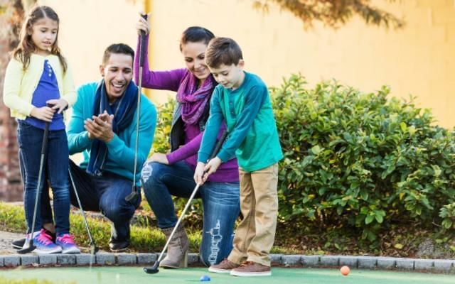 family playing golf at wokingham family golf