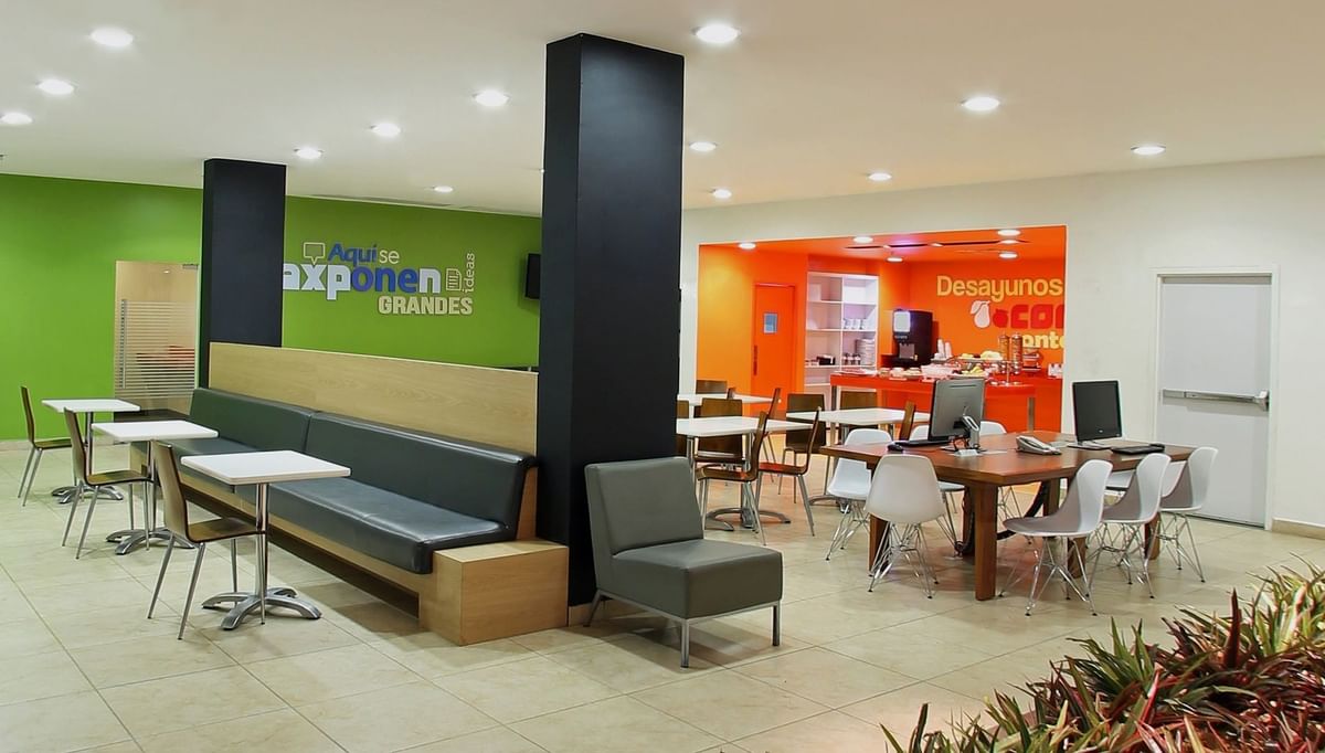 Área de comedor de One Querétaro Aeropuerto cerca de One Hotels