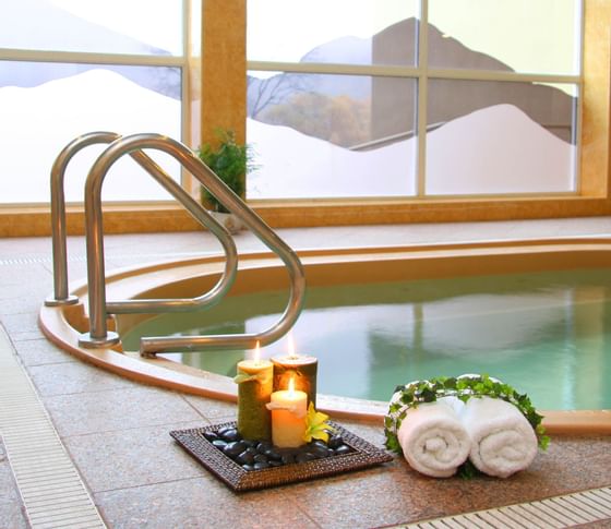 Candles & towels by the jacuzzi in the spa at Honor’s Haven Retreat