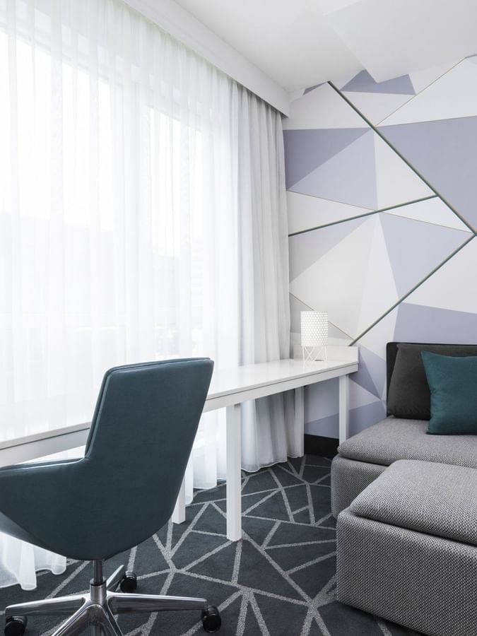 Espace de travail moderne avec canapé lounge dans la suite Loft du Warwick Le Crystal