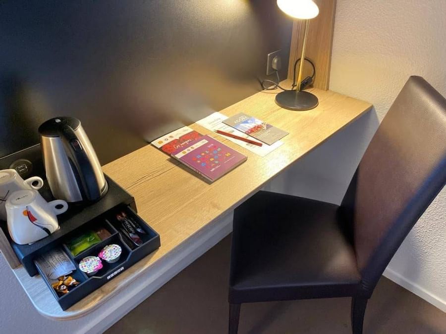 Working desk in a room at Hotel Agora