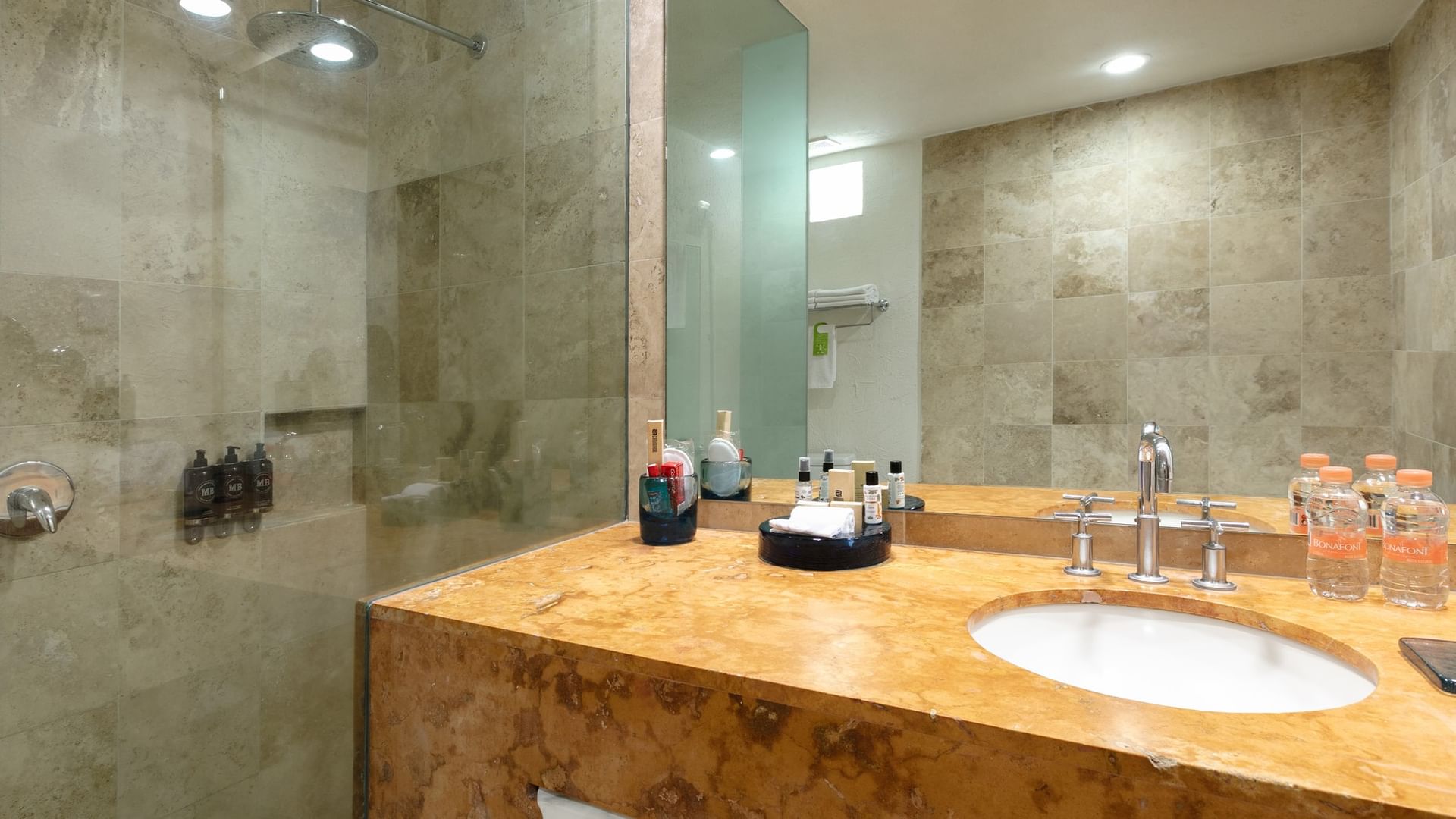 Baño lujoso con tina y espejo en la habitación Camino Real Club 2 Camas Dobles de Camino Real Guadalajara en Zapopan.