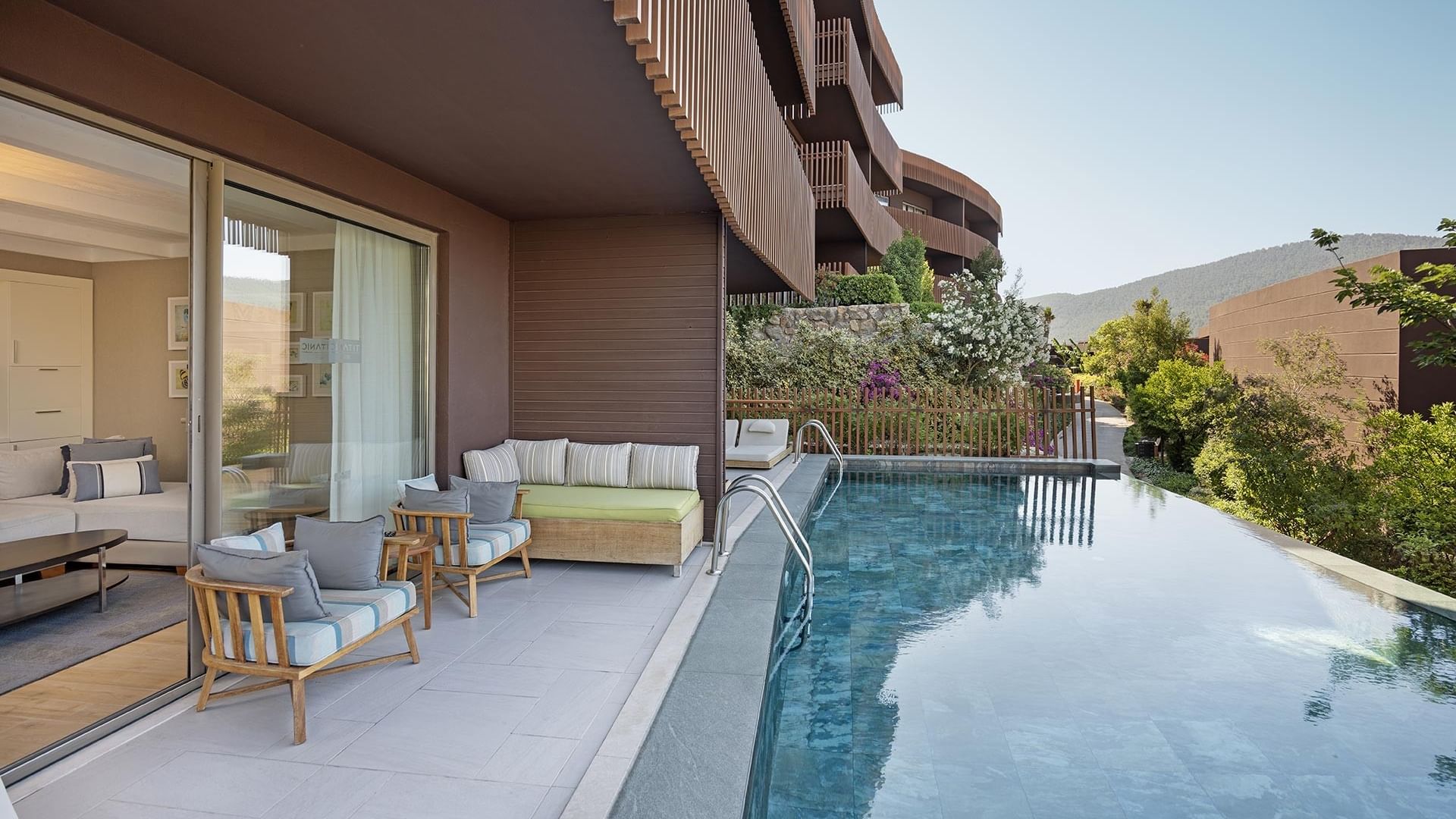 Семейный люкс Swim-up в Titanic Luxury Collection Bodrum с зоной отдыха у бассейна.