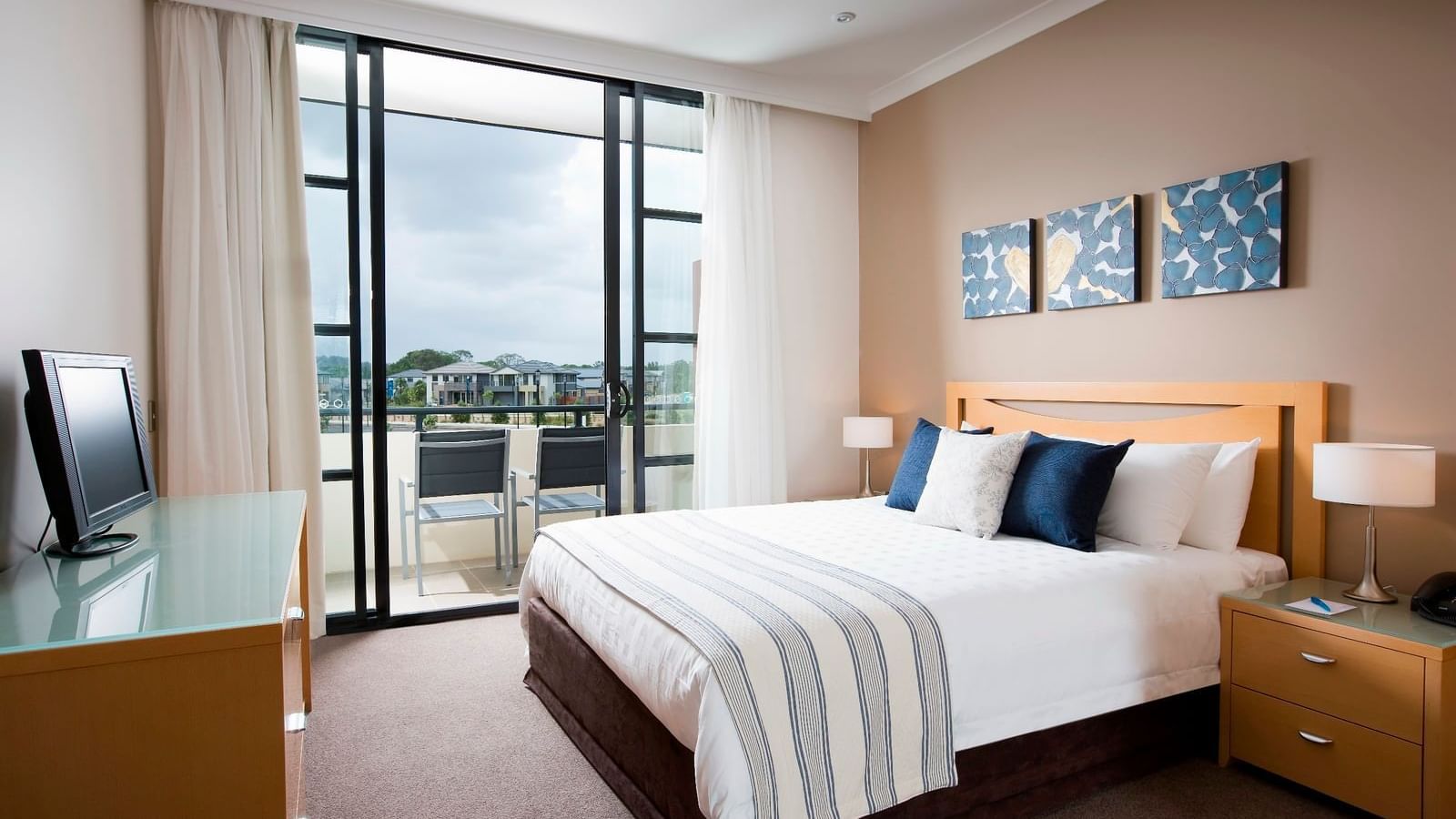 Room interior view with balcony at Mercure Kooindah Waters