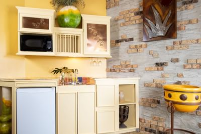 The kitchenette with dishwasher, microwave oven & pantry in King Premiere Sante Fe at Retro Suites Hotel