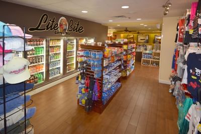 Snack area in Lite-Bite Mini-Market Deli at Rosen Inn Closest to Universal